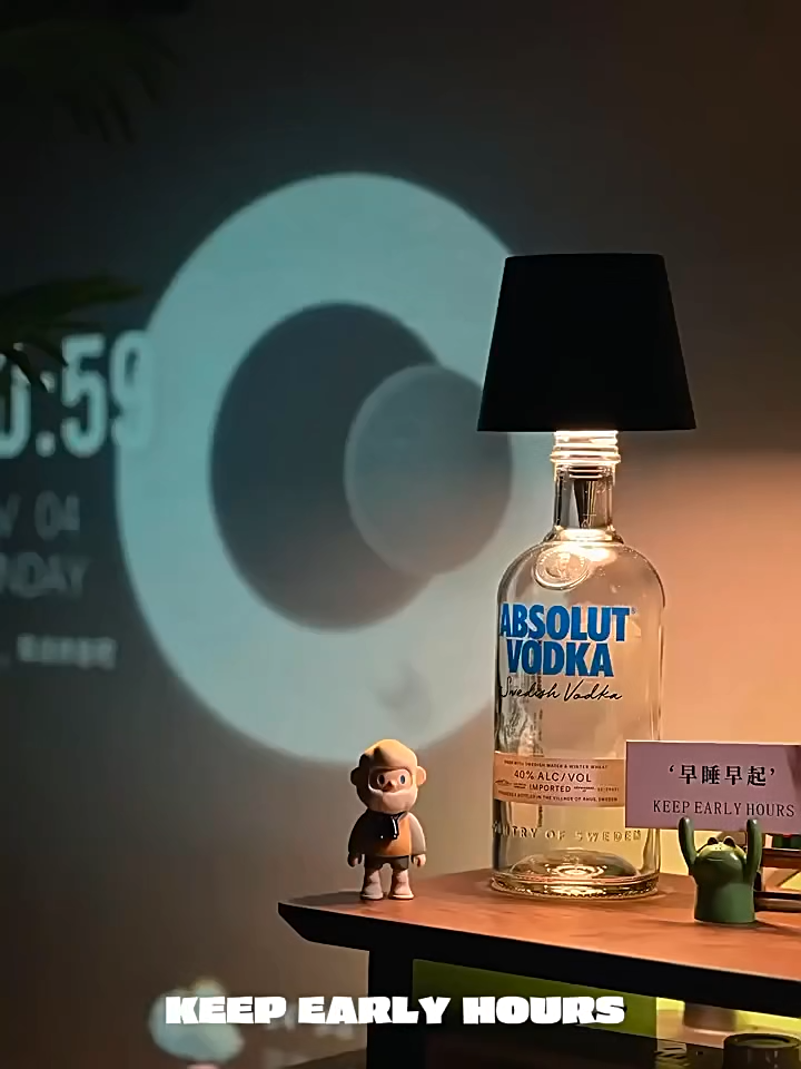 Lámpara LED para Botellas: Faro Portátil Recargable RGB para Ambiente y Decoración